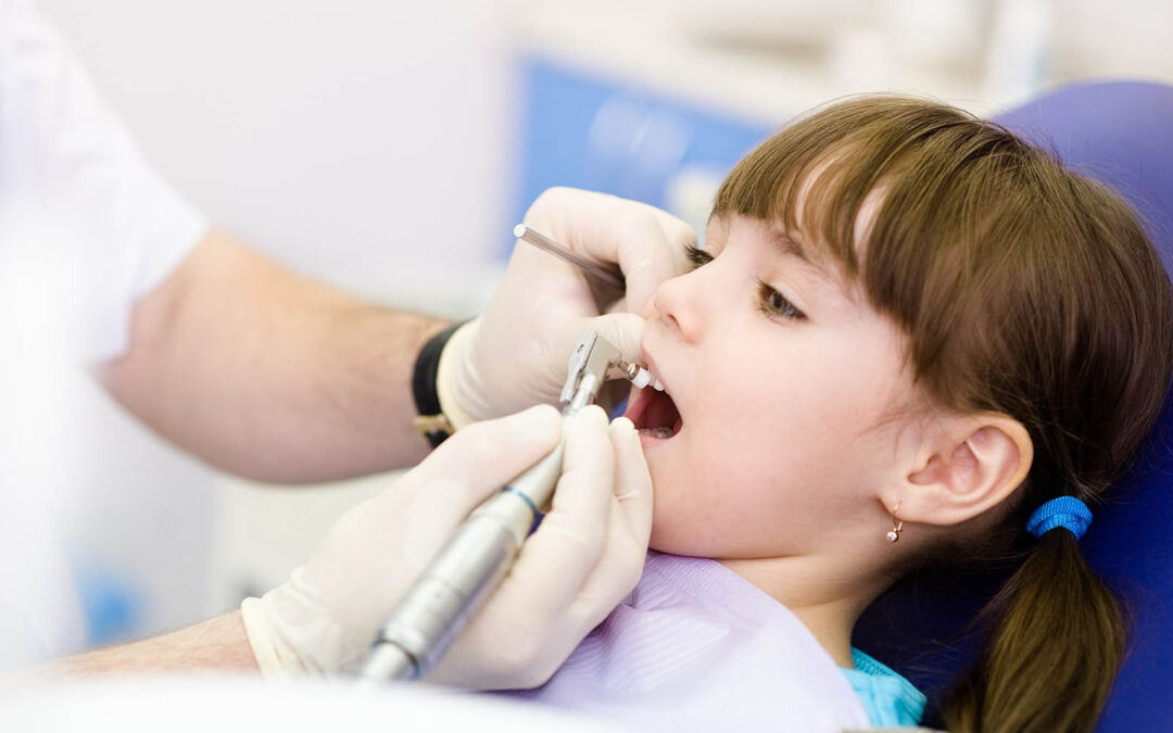 A quale età devo portare mio figlio dal dentista?